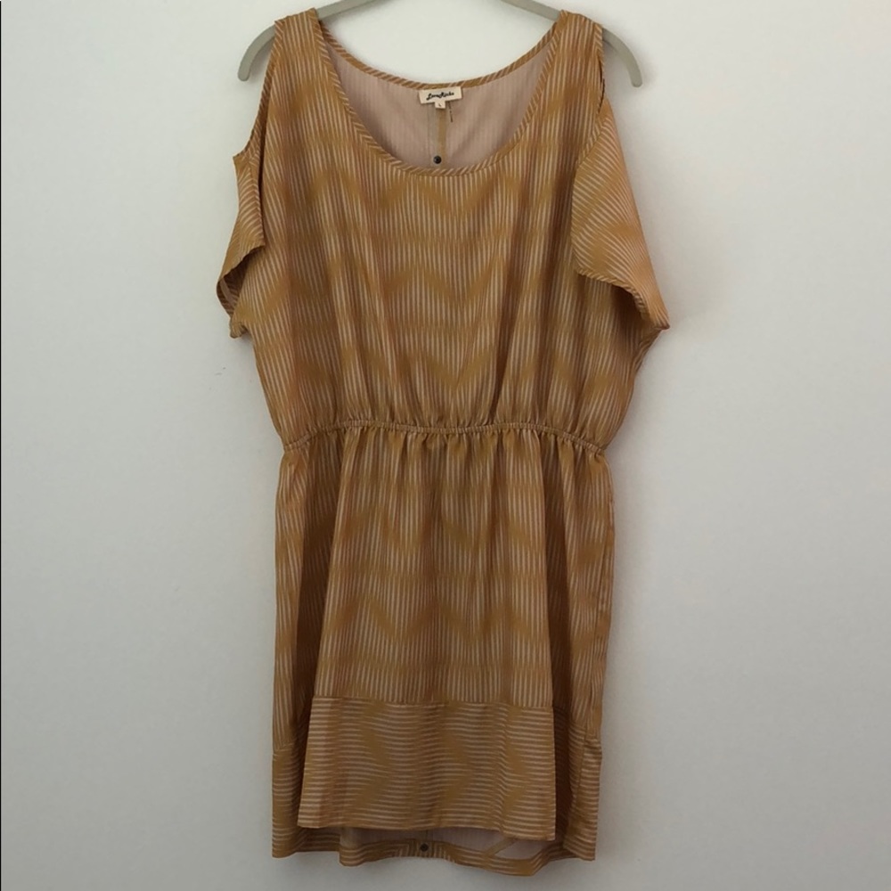 Shoulder cut out dress